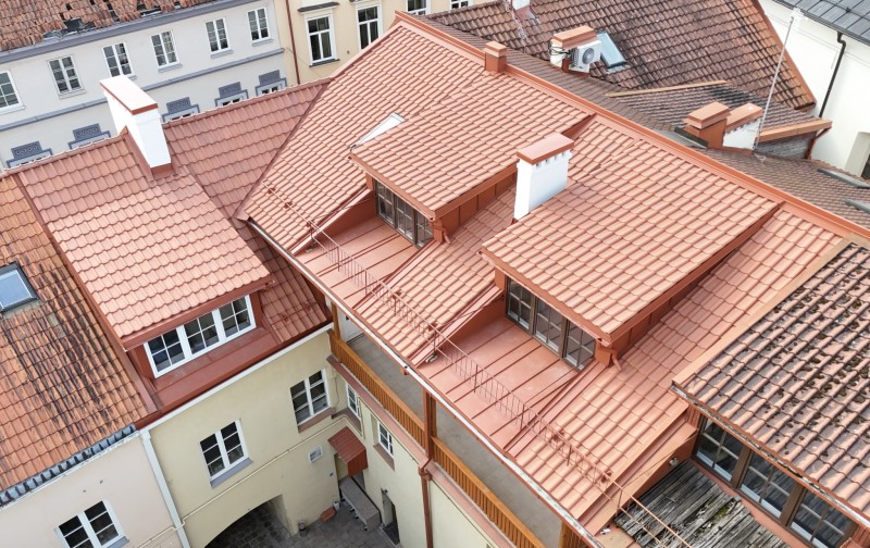 Šlaitinio stogo (keramikinės čerpės) rekonstrukcija, Dominikonų g., Vilnius
